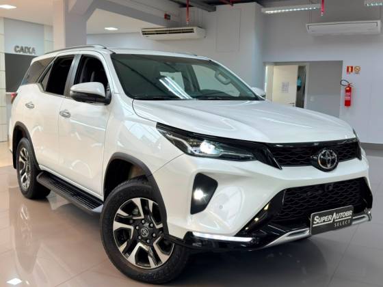 TOYOTA HILUX 2.8 D-4D TURBO DIESEL CD SRX 4X4 AUTOMÁTICO