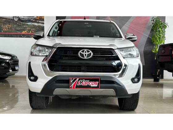 TOYOTA HILUX 2.8 D-4D TURBO DIESEL CD SRX 4X4 AUTOMÁTICO