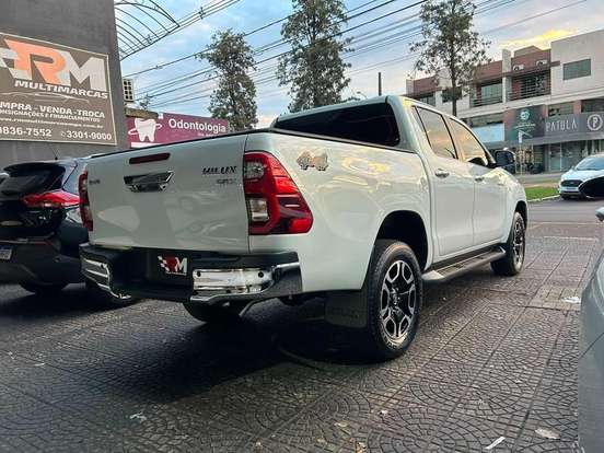 TOYOTA-HILUX-2.8 D-4D TURBO DIESEL CD SRX 4X4 AUTOMÁTICO TOYOTA-HILUX-2023