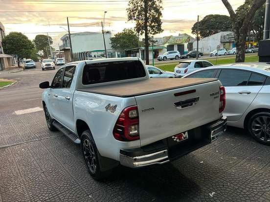 TOYOTA-HILUX-2023