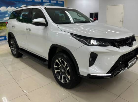 TOYOTA HILUX 2.8 D-4D TURBO DIESEL CD SRX PLUS 4X4 AUTOMÁTICO