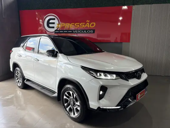 TOYOTA HILUX SW4 2.8 D-4D TURBO DIESEL DIAMOND 7L 4X4 AUTOMÁTICO