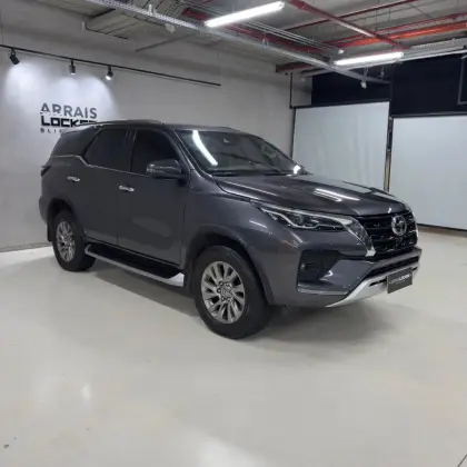 TOYOTA HILUX SW4 2.8 D-4D TURBO DIESEL SRX 4X4 AUTOMÁTICO