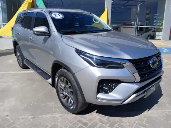 TOYOTA HILUX SW4 2.8 D-4D TURBO DIESEL SRX 7L 4X4 AUTOMÁTICO
