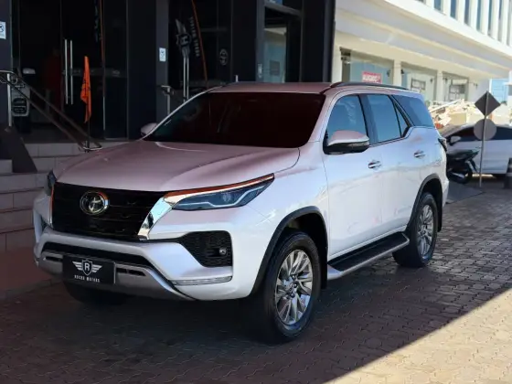 TOYOTA HILUX SW4 2.8 D-4D TURBO DIESEL SRX 7L 4X4 AUTOMÁTICO