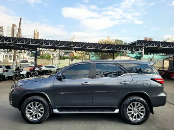 TOYOTA HILUX SW4 2.8 D-4D TURBO DIESEL SRX 7L 4X4 AUTOMÁTICO