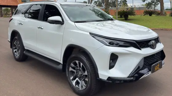 TOYOTA HILUX SW4 2.8 D-4D TURBO DIESEL SRX PLATINUM 7L 4X4 AUTOMÁTICO