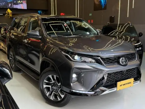 TOYOTA HILUX SW4 2.8 D-4D TURBO DIESEL SRX PLATINUM 7L 4X4 AUTOMÁTICO