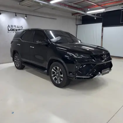 TOYOTA HILUX SW4 2.8 D-4D TURBO DIESEL SRX PLATINUM 7L 4X4 AUTOMÁTICO