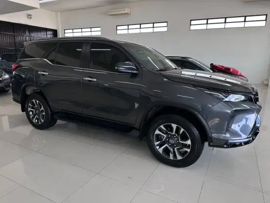 TOYOTA-HILUX SW4-2.8 D-4D TURBO DIESEL SRX PLATINUM 7L 4X4 AUTOMÁTICO TOYOTA-HILUX SW4-2025