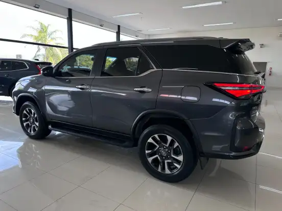 TOYOTA-HILUX SW4-2025