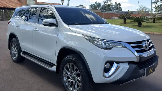 TOYOTA HILUX SW4 2.8 SRX 4X4 7 LUGARES 16V TURBO INTERCOOLER DIESEL 4P AUTOMÁTICO