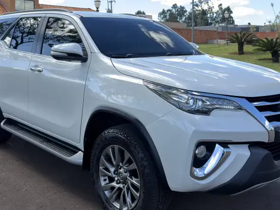TOYOTA-HILUX SW4-2.8 SRX 4X4 7 LUGARES 16V TURBO INTERCOOLER DIESEL 4P AUTOMÁTICO TOYOTA-HILUX SW4-2017