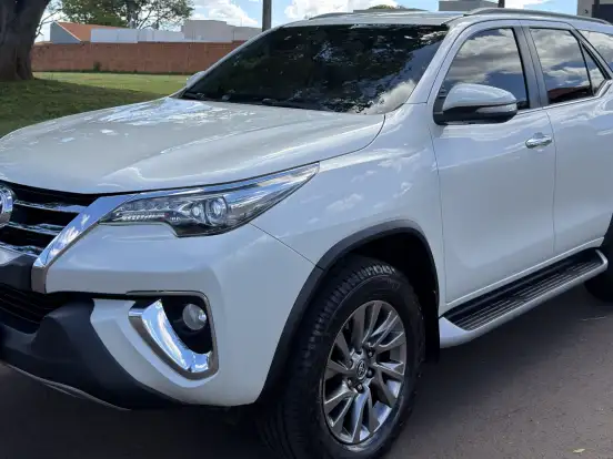 TOYOTA-HILUX SW4-2.8 SRX 4X4 7 LUGARES 16V TURBO INTERCOOLER DIESEL 4P AUTOMÁTICO TOYOTA-HILUX SW4-2017