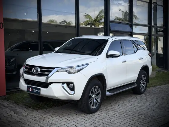 TOYOTA HILUX SW4 2.8 SRX 4X4 7 LUGARES 16V TURBO INTERCOOLER DIESEL 4P AUTOMÁTICO