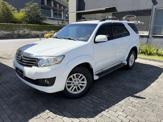 TOYOTA-HILUX SW4-2013