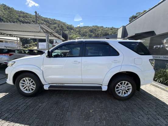 TOYOTA-HILUX SW4-2013
