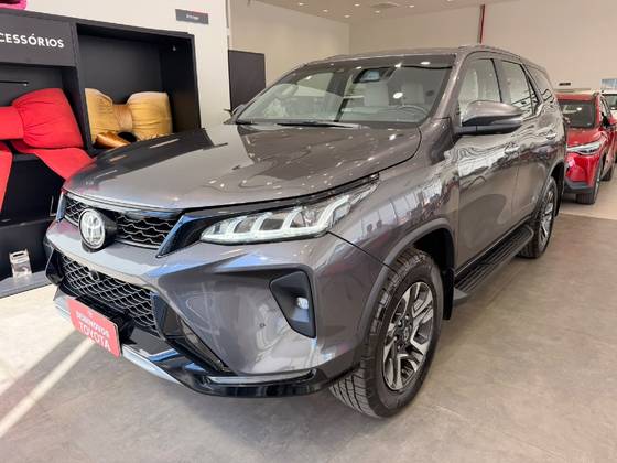 TOYOTA HILUX SW4 2.8 D-4D TURBO DIESEL DIAMOND 7L 4X4 AUTOMÁTICO