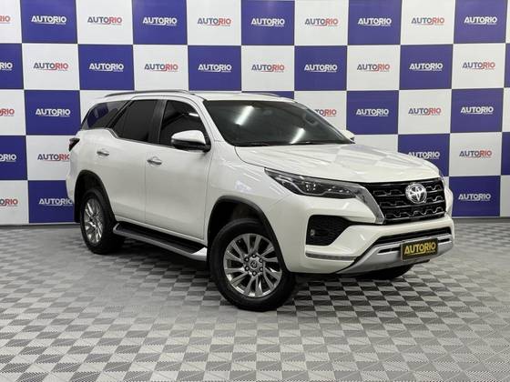 TOYOTA HILUX SW4 2.8 D-4D TURBO DIESEL SRX 4X4 AUTOMÁTICO