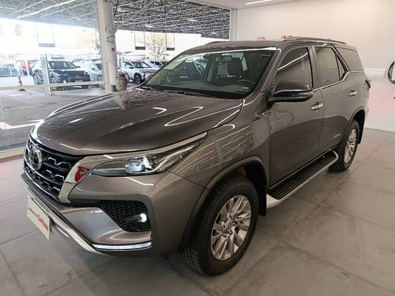 TOYOTA HILUX SW4 2.8 D-4D TURBO DIESEL SRX 4X4 AUTOMÁTICO