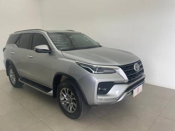 TOYOTA HILUX SW4 2.8 D-4D TURBO DIESEL SRX 4X4 AUTOMÁTICO