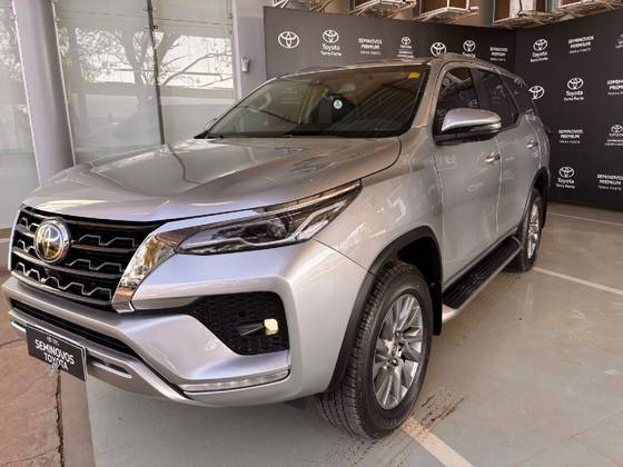 TOYOTA HILUX SW4 2.8 D-4D TURBO DIESEL SRX 7L 4X4 AUTOMÁTICO