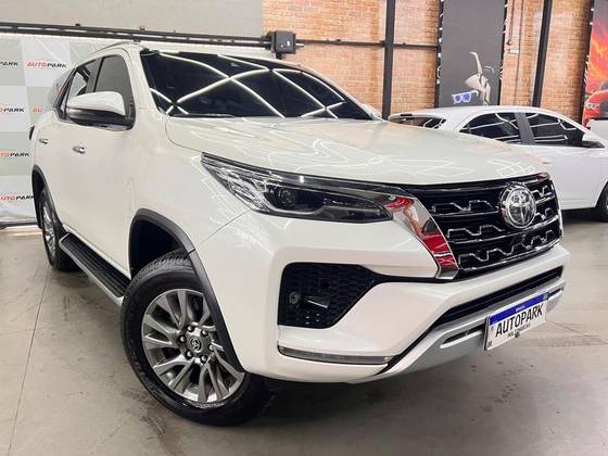 TOYOTA HILUX SW4 2.8 D-4D TURBO DIESEL SRX 7L 4X4 AUTOMÁTICO