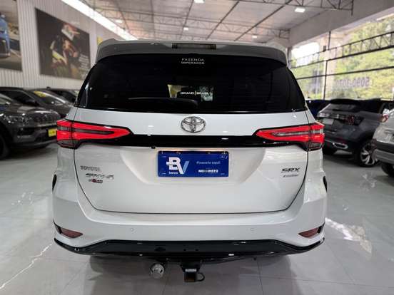 TOYOTA-HILUX SW4-2023