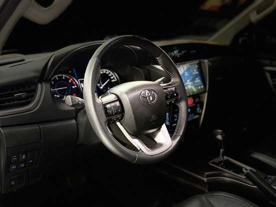 TOYOTA-HILUX SW4-2023