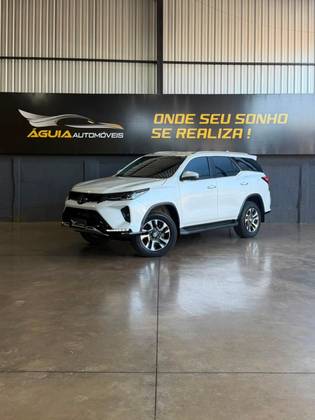 TOYOTA HILUX SW4 2.8 D-4D TURBO DIESEL SRX PLATINUM 7L 4X4 AUTOMÁTICO