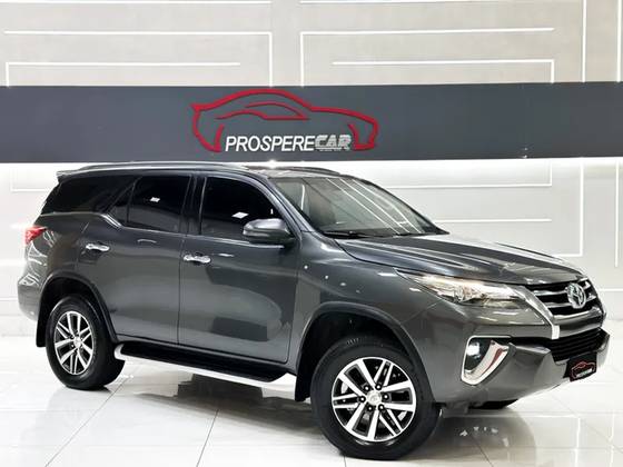 TOYOTA HILUX SW4 2.8 SRX 4X4 7 LUGARES 16V TURBO INTERCOOLER DIESEL 4P AUTOMÁTICO