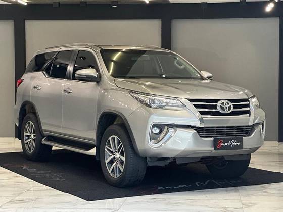 TOYOTA HILUX SW4 2.8 SRX 4X4 7 LUGARES 16V TURBO INTERCOOLER DIESEL 4P AUTOMÁTICO