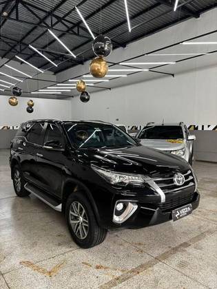TOYOTA HILUX SW4 2.8 SRX 4X4 7 LUGARES 16V TURBO INTERCOOLER DIESEL 4P AUTOMÁTICO
