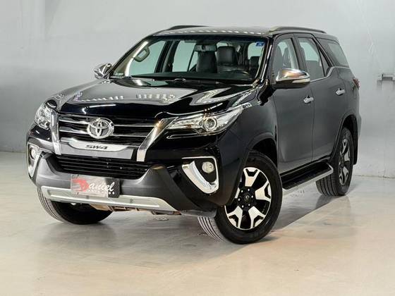 TOYOTA HILUX SW4 2.8 SRX 4X4 7 LUGARES 16V TURBO INTERCOOLER DIESEL 4P AUTOMÁTICO