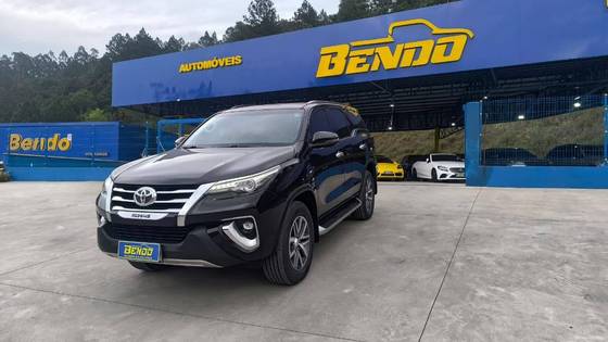 TOYOTA HILUX SW4 2.8 SRX 4X4 7 LUGARES 16V TURBO INTERCOOLER DIESEL 4P AUTOMÁTICO