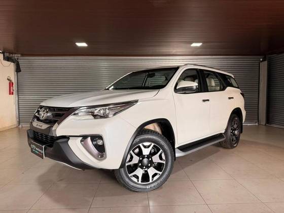 TOYOTA HILUX SW4 2.8 SRX DIAMOND 4X4 7 LUGARES 16V TURBO INTERCOOLER DIESEL 4P AUTOMÁTICO