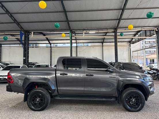 TOYOTA-HILUX-2.8 D-4D TURBO DIESEL CD GR-S 4X4 AUTOMÁTICO TOYOTA-HILUX-2024