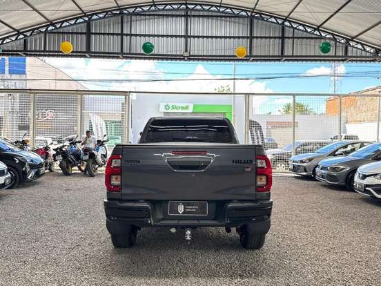 TOYOTA-HILUX-2.8 D-4D TURBO DIESEL CD GR-S 4X4 AUTOMÁTICO TOYOTA-HILUX-2024