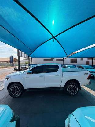 TOYOTA-HILUX-2022