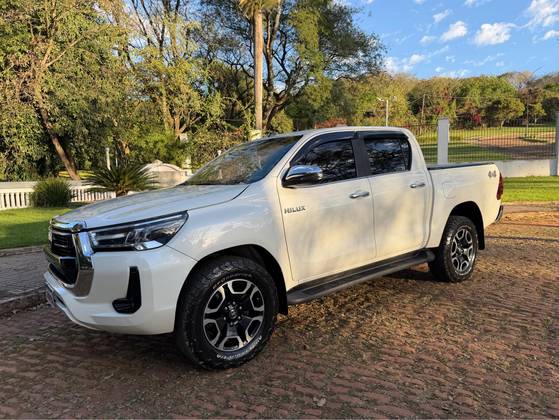 TOYOTA HILUX 2.8 D-4D TURBO DIESEL CD SRX 4X4 AUTOMÁTICO