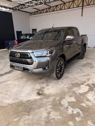 TOYOTA HILUX 2.8 D-4D TURBO DIESEL CD SRX 4X4 AUTOMÁTICO