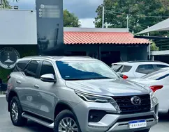 TOYOTA HILUX SW4 2.8 D-4D TURBO DIESEL SRX 7L 4X4 AUTOMÁTICO TOYOTA HILUX SW4 2.8 D-4D TURBO DIESEL SRX 7L 4X4 AUTOMÁTICO