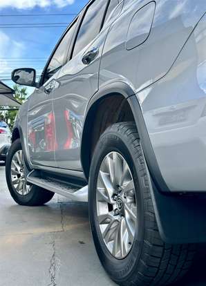 TOYOTA-HILUX SW4-2023