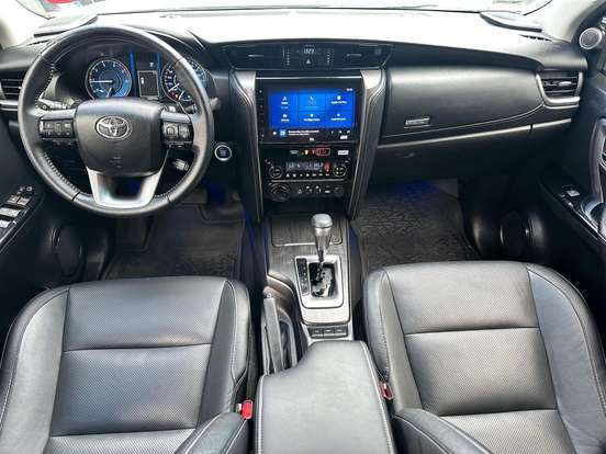 TOYOTA-HILUX SW4-2.8 D-4D TURBO DIESEL SRX 7L 4X4 AUTOMÁTICO TOYOTA-HILUX SW4-2023