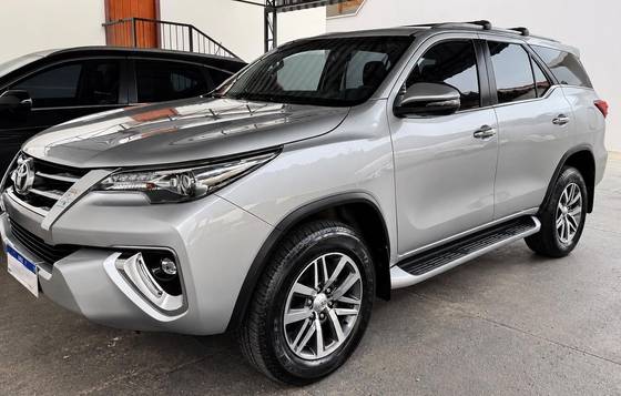 TOYOTA HILUX SW4 2.8 SRX 4X4 7 LUGARES 16V TURBO INTERCOOLER DIESEL 4P AUTOMÁTICO