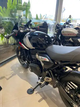 TRIUMPH-THRUXTON 400-2026