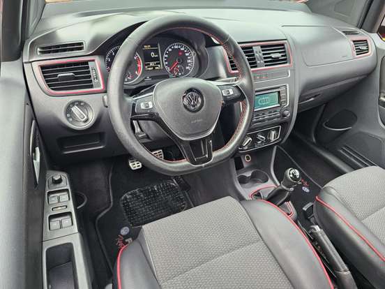 VOLKSWAGEN-FOX-2015