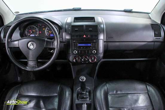 VOLKSWAGEN-POLO SEDAN-2010