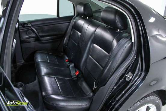 VOLKSWAGEN-POLO SEDAN-2010
