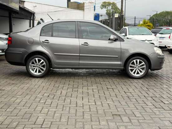 VOLKSWAGEN-POLO SEDAN-2011